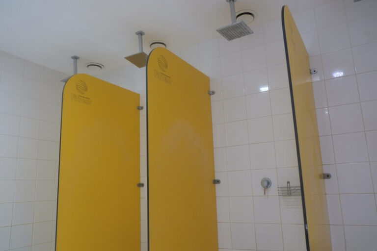 dushovi peregorodki teritoriya fitnesu 768x512