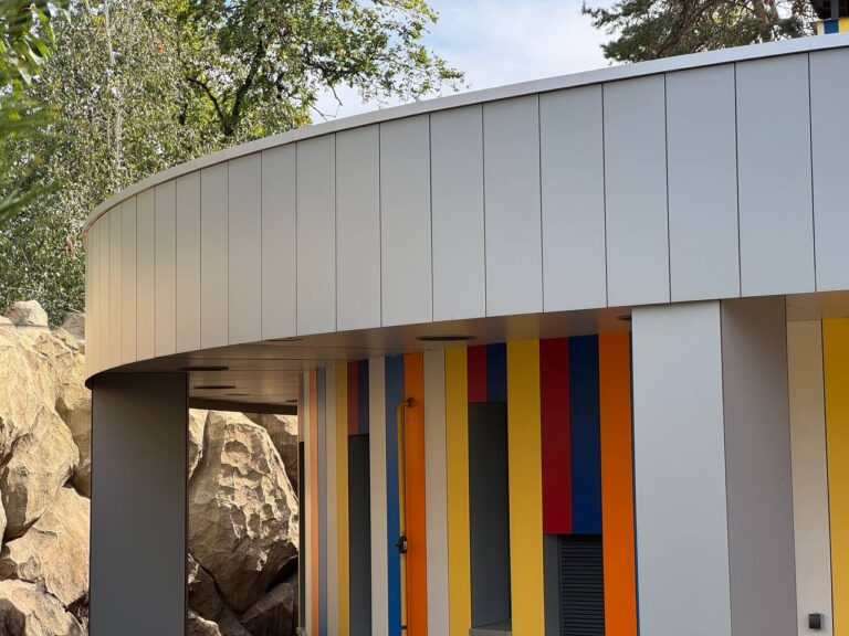 fasad gromadskoyi vbiralni u xarkivskomu zooparku 7 768x576