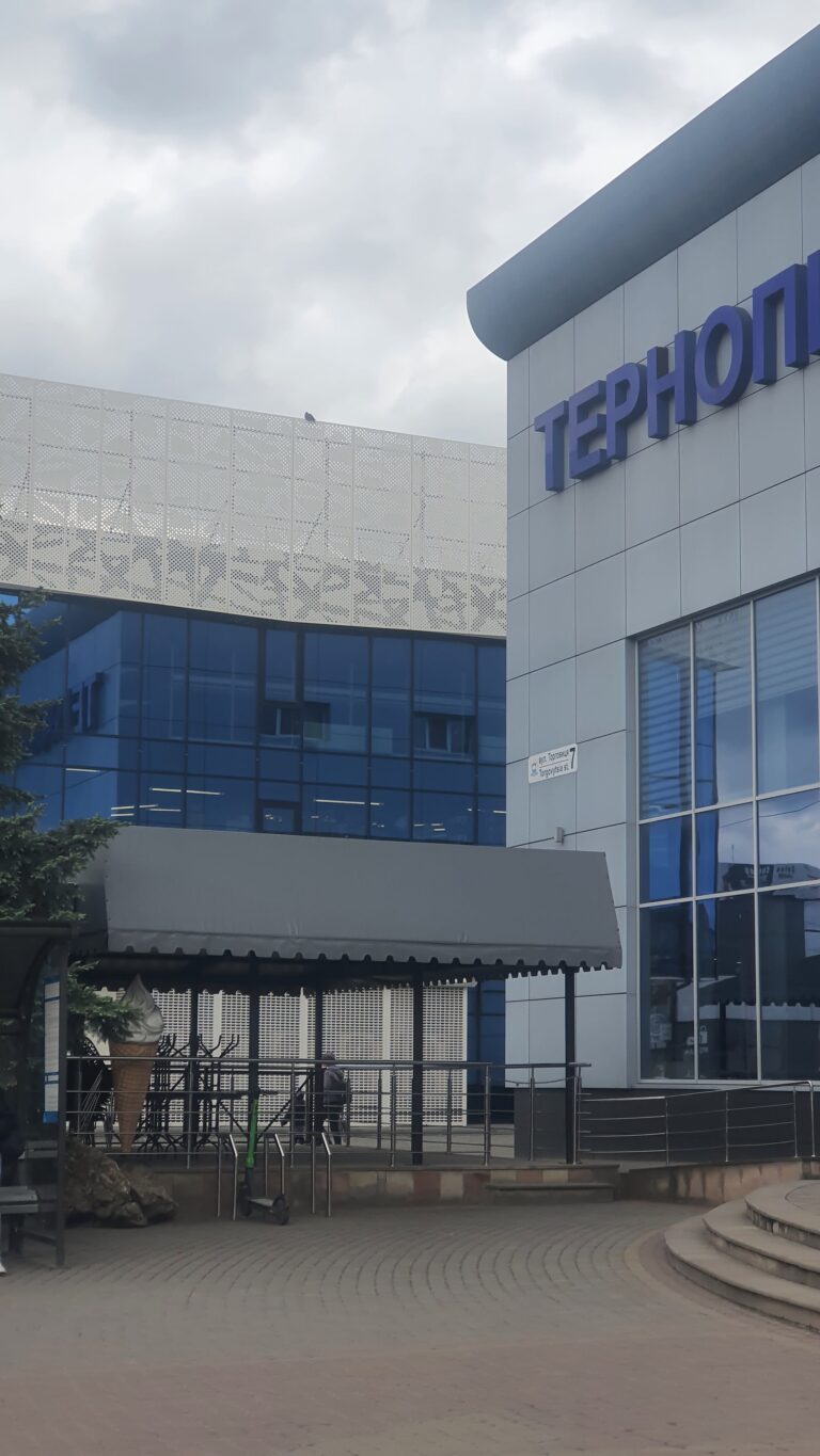 torgivelnii centr misto ternopil 8 768x1365