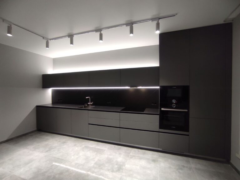 kuhnya chorny marmur 768x576